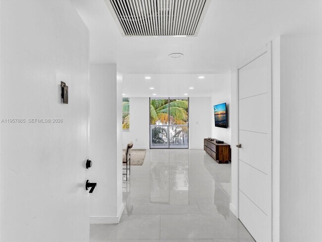 Building Photo - 10000 W Bay Harbor Dr