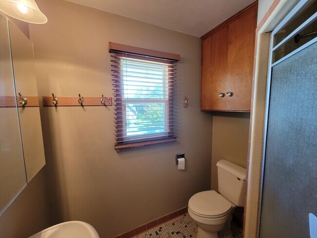 Building Photo - 1103 College St