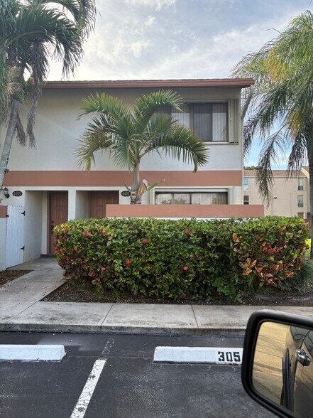 Building Photo - 4401 SW 70th Ter