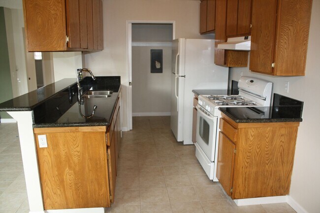 Primary Photo - 2 Bedroom Condo for Rent