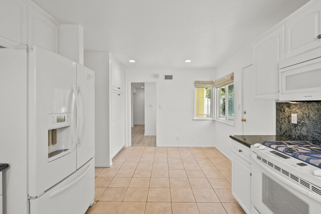 Building Photo - 2248 Drayton Ave