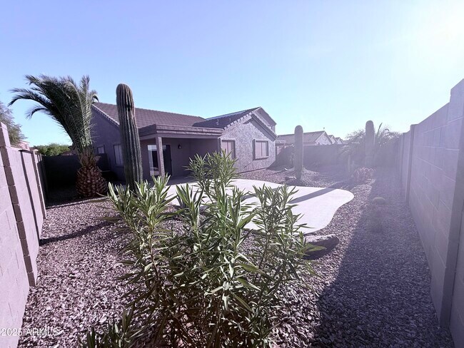 Building Photo - 320 Phantom Dr