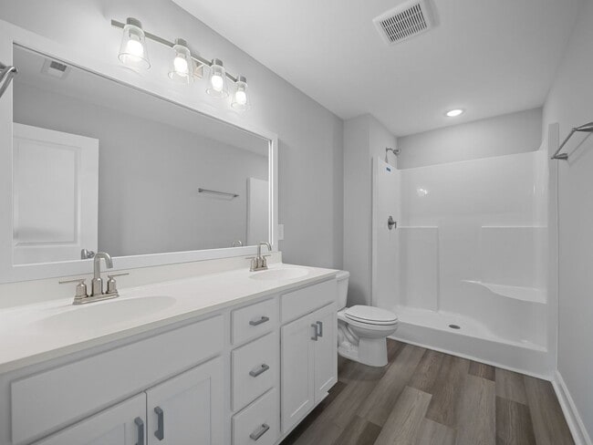 Building Photo - Large 3 story townhome near beach with com...