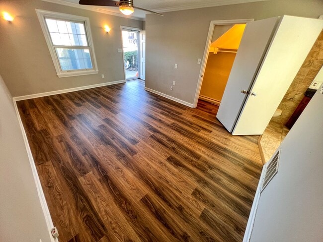 Building Photo - Charming Brick Townhome in Clemmons/Winston Salem w/ Community Pool!