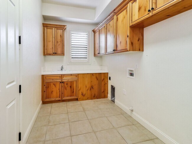 Building Photo - Beautiful custom home in The Promontory in...
