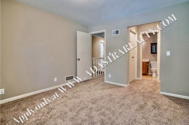 Building Photo - Wonderful 3 Bed 1.5 Bath Town Home in Overland park-Available in SEPTEMBER!!