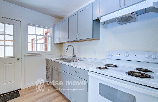 Building Photo - 2 Bedroom Home with Garage- Corner Lot!
