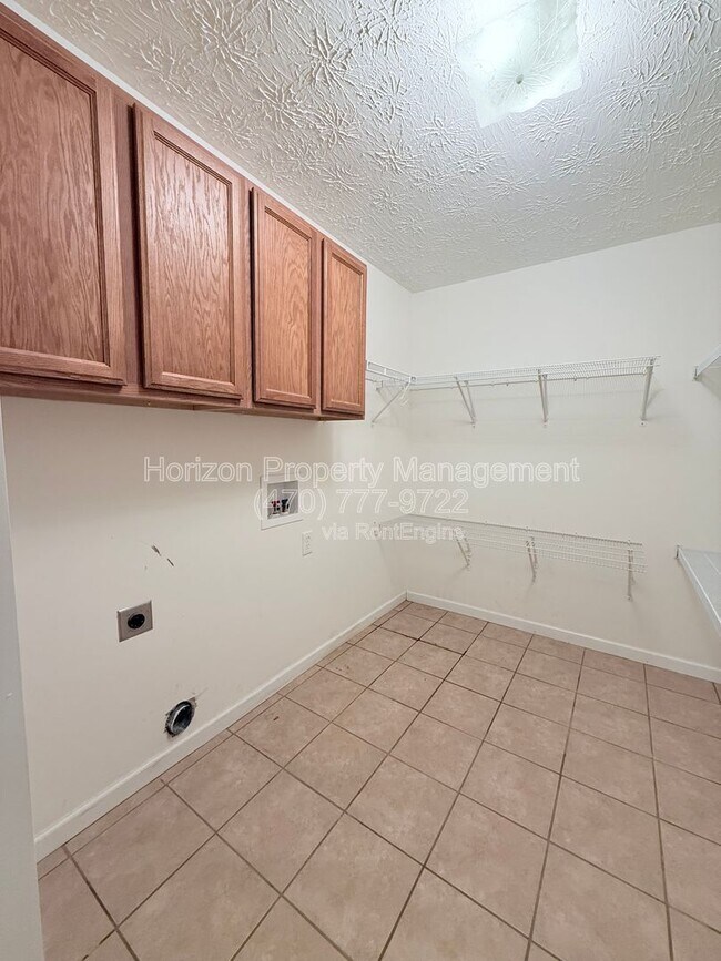 Building Photo - 4019 Hidden Hollow Dr