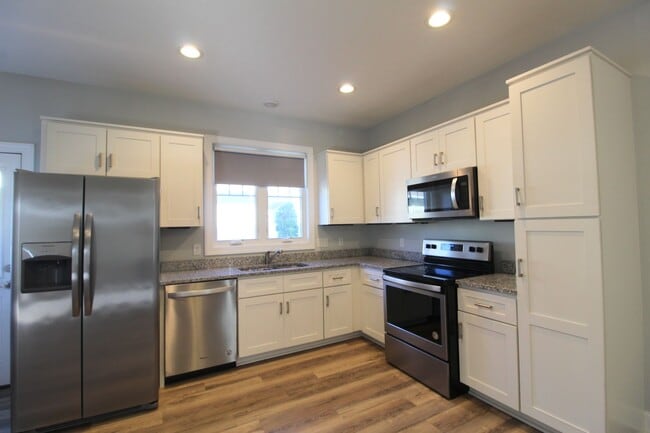 Building Photo - Beautiful 3-Bedroom, 3-Bathroom Home Near ...