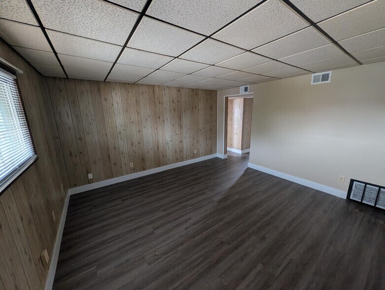 Building Photo - 209 W Oak St