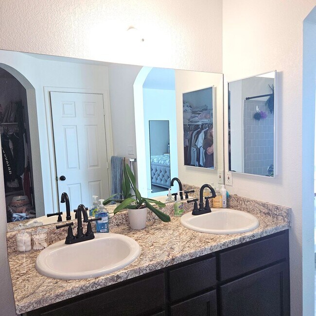 Building Photo - Gorgeous home available for rent with Solar!