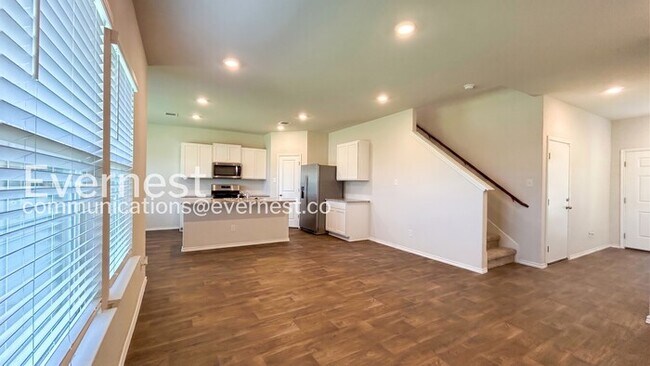 Building Photo - 3 Bed/2.5 Bath Home with Fenced Yard & Garage / Vouchers Accepted / Available Now!