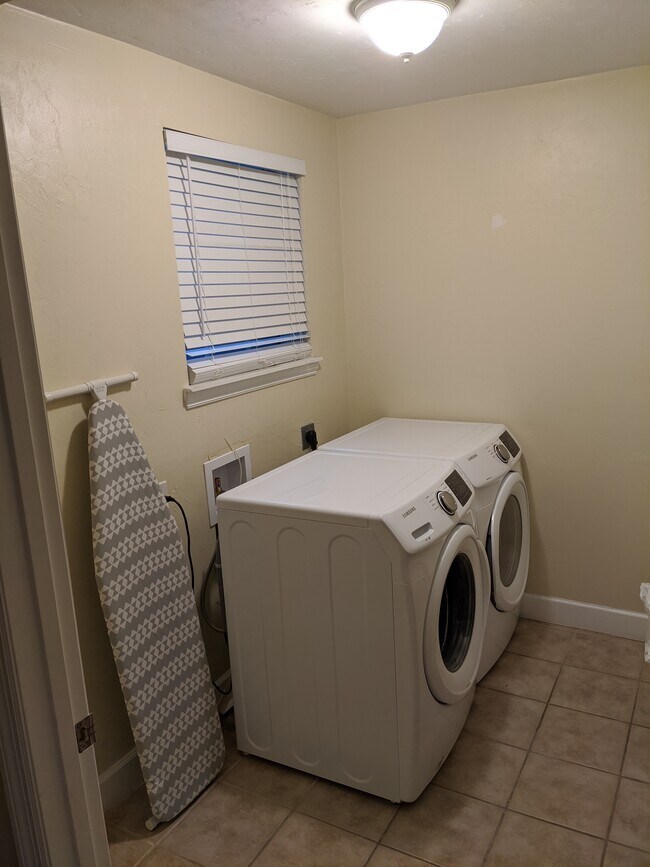 Laundry Room - 237 SE 16th Ave