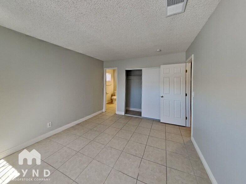 Building Photo - 893 W Carey Ave