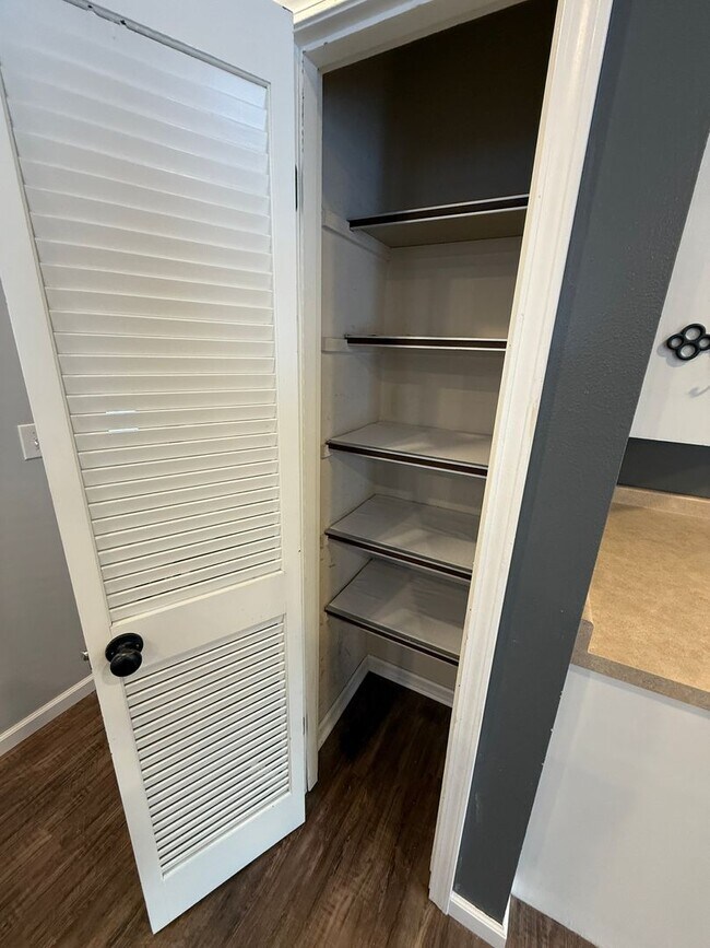 Building Photo - Welcome to this charming 3-bedroom, 2-bathroom home located in the heart of East Grand Forks, MN.