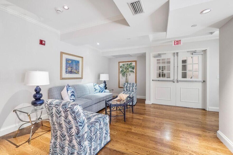 Building Photo - 801 S Olive Ave