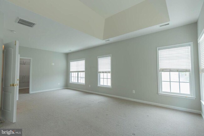 Building Photo - 305 Lewisburg Ln