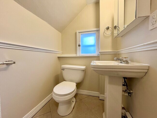 Building Photo - 279 W Elm St