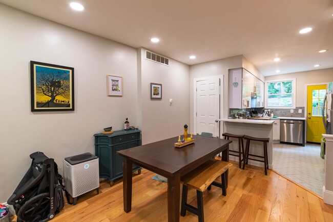 Building Photo - Two Bed East Kensington Townhouse