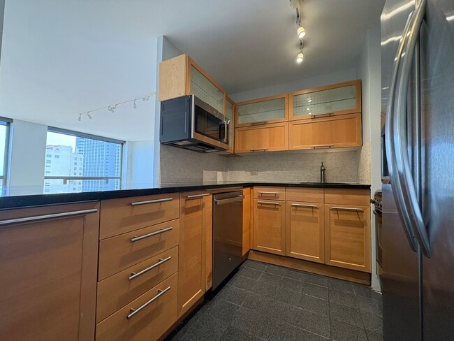 Building Photo - 4343 N Clarendon Ave