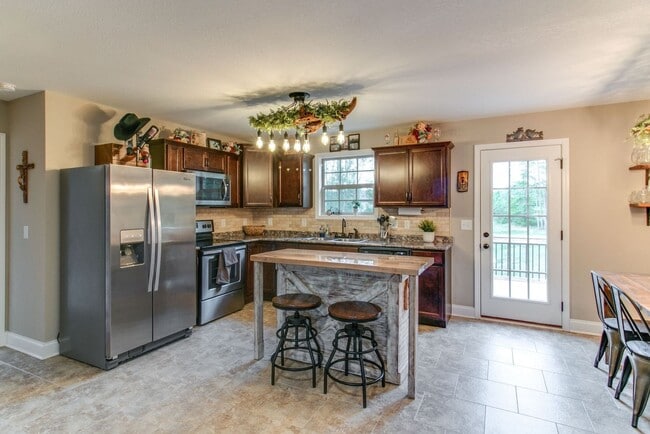 Building Photo - 115 Grassmire Dr