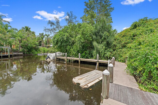 Building Photo - 856 SW Rustic Cir