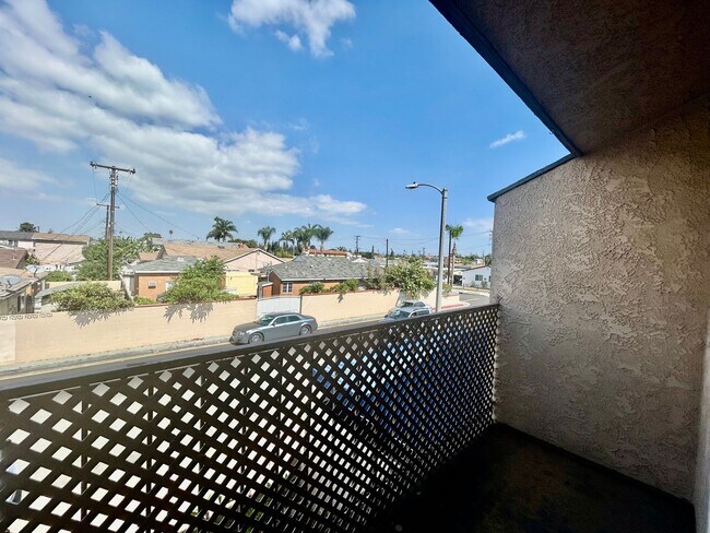 Building Photo - $3,995! Excellent 3-Bedroom Condo! 90716!