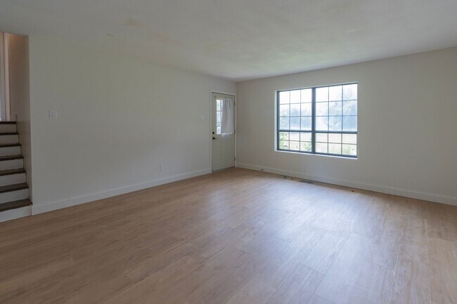 Building Photo - Beautifully Updated 3BR Home w/ Bonus Room, Fenced Yard & Garage