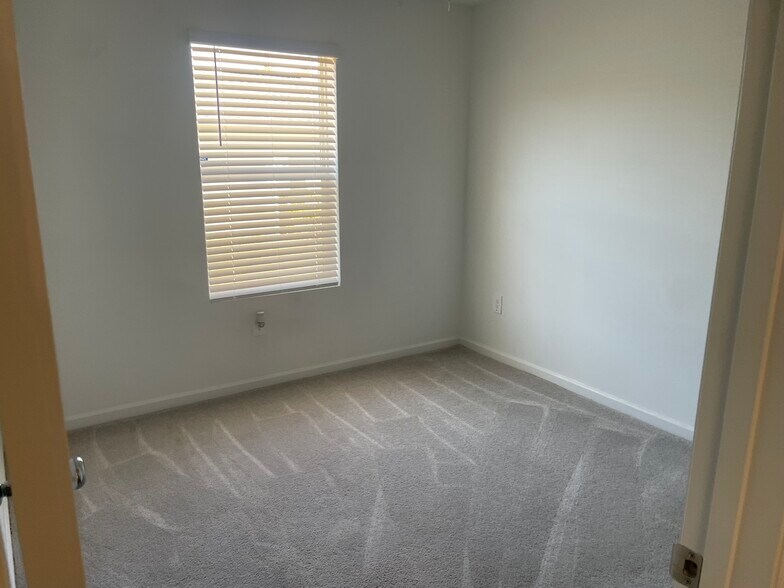 Building Photo - 3154 NE 36th Pl