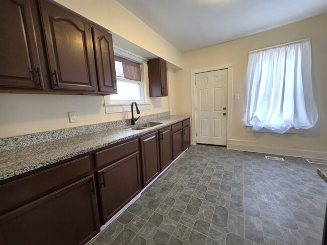 Building Photo - 382 North St