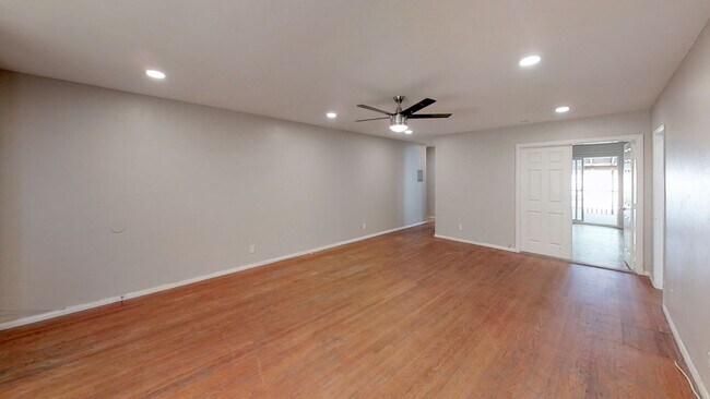 Building Photo - 8BD/4BA on Rockford! Great Yard!