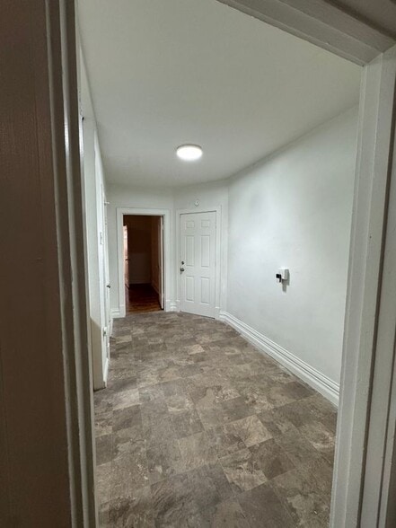 Building Photo - 4962 Lindenwood Ave