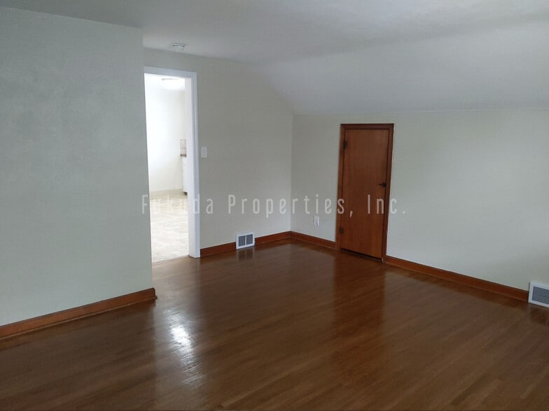 Living room - 2490 Forest Ave