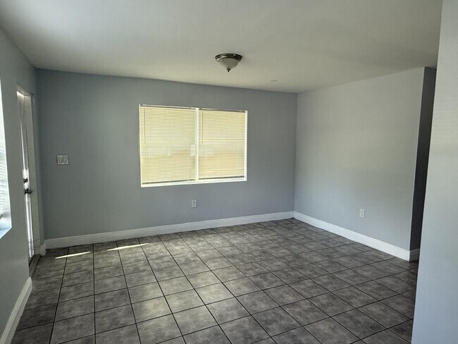 Building Photo - 805 3rd St