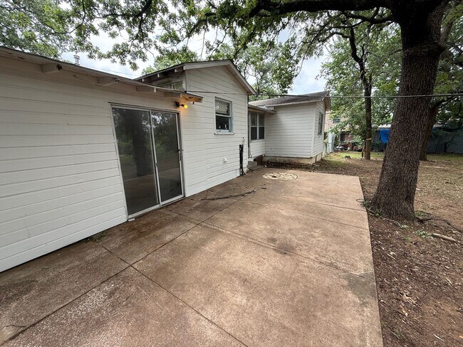 Building Photo - Rendon Area; Single-Family home sitting on...