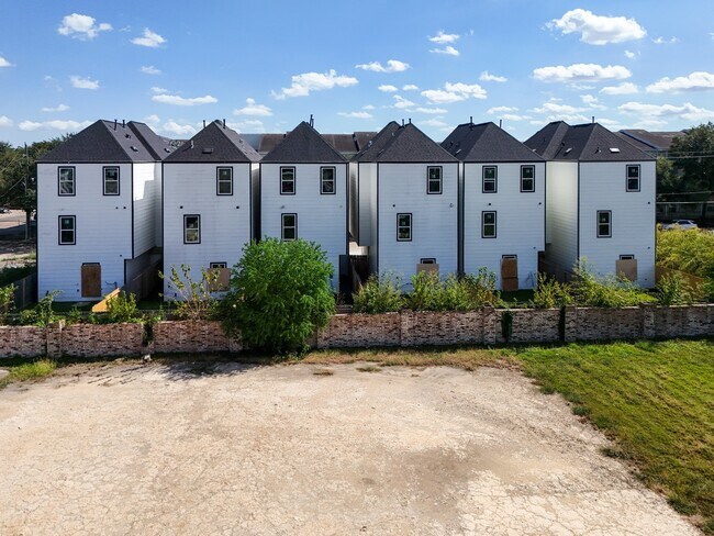 Building Photo - 6324 Del Rio St