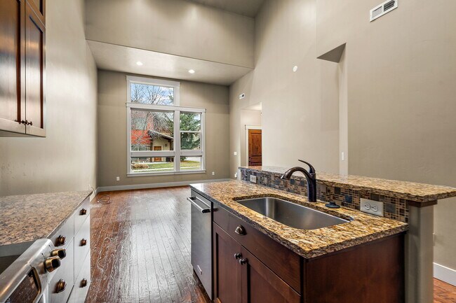 Building Photo - 923 S Lone Willow Ave