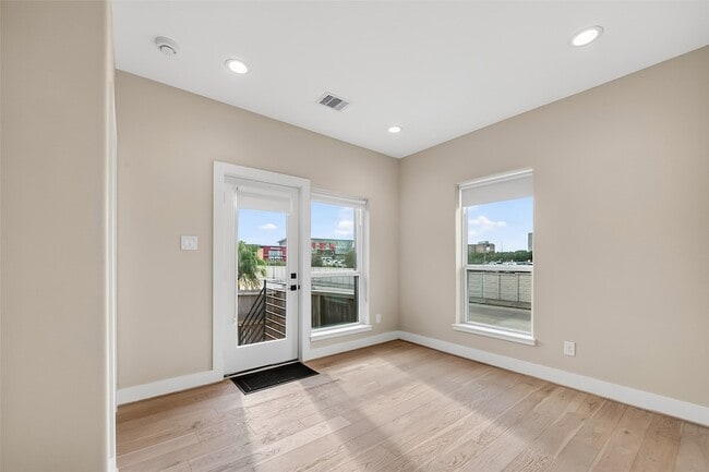 Building Photo - 2511 N MacGregor Way