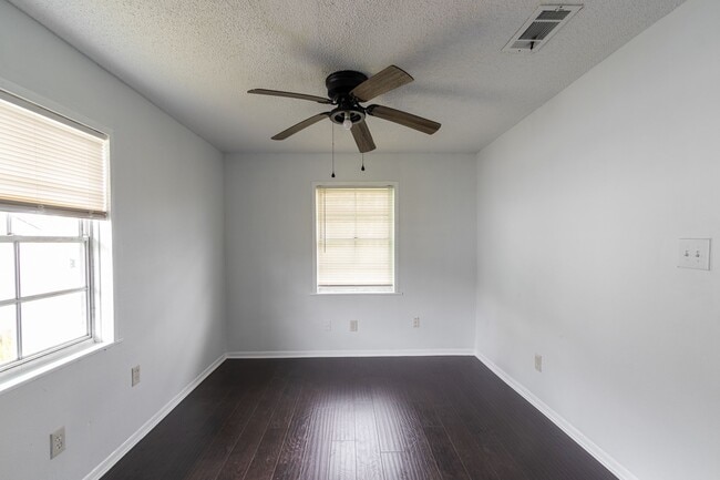 Building Photo - 629 13th Ave N