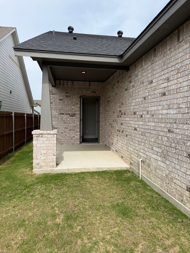 Building Photo - 3/2/2 - GODLEY ISD - GREAT Neighborhood