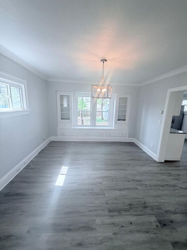 Building Photo - Gorgeous 4 bd, 1.5 bth Cleveland Heights Stunner!