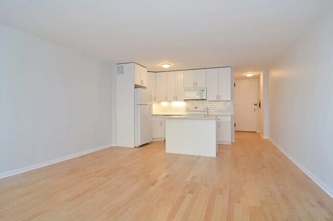 Building Photo - 2400 N Lakeview Ave