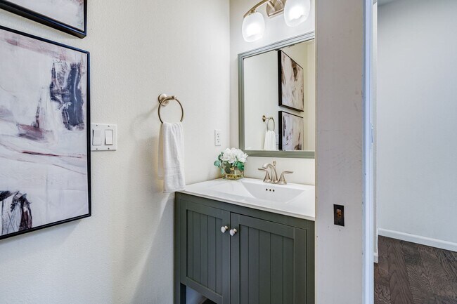Building Photo - RENOVATED 3 BED, 3 BATH KIRKLAND TOWNHOME W GARAGE & EASY COMMUTE!