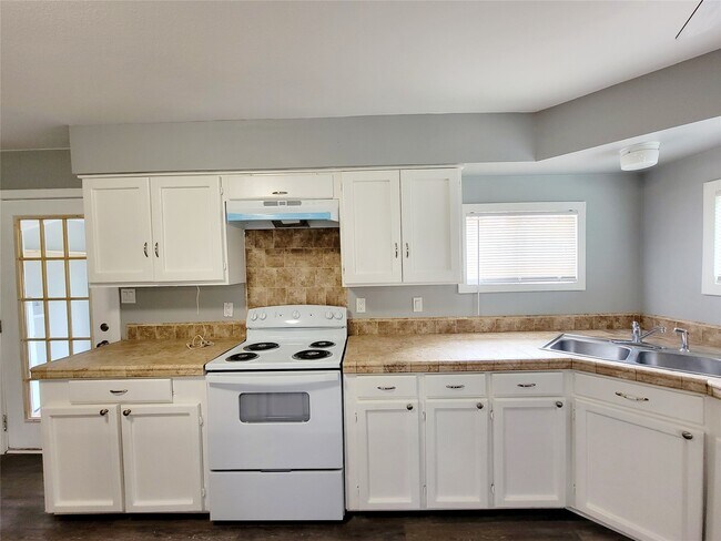 Building Photo - 15590 Magnolia Park