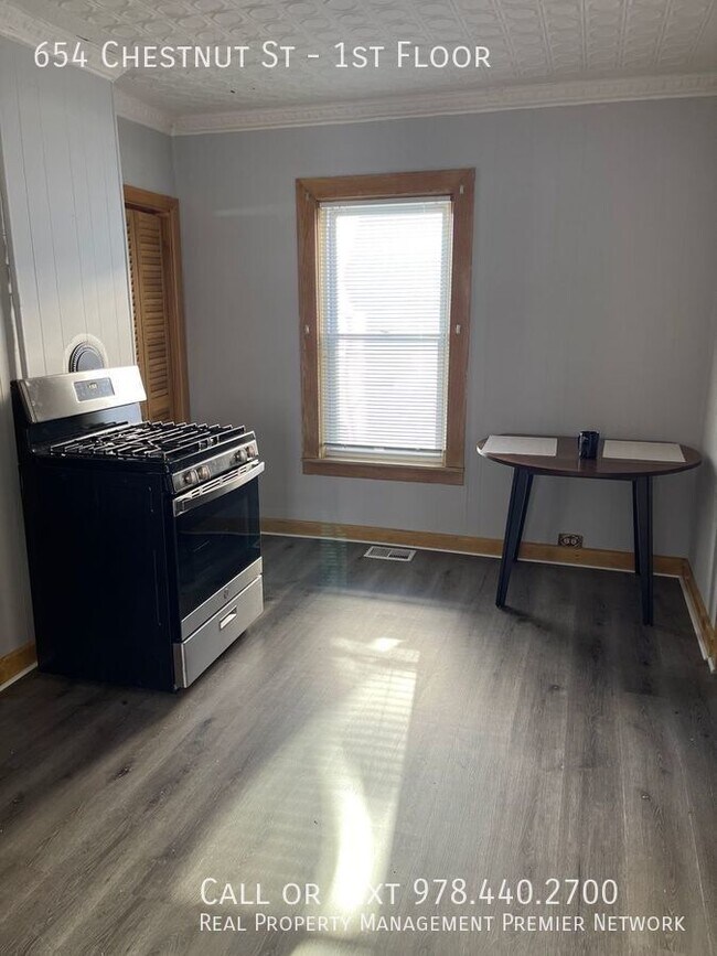 Building Photo - 654 Chestnut St