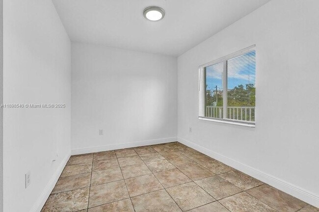 Building Photo - 948 SW 3rd St