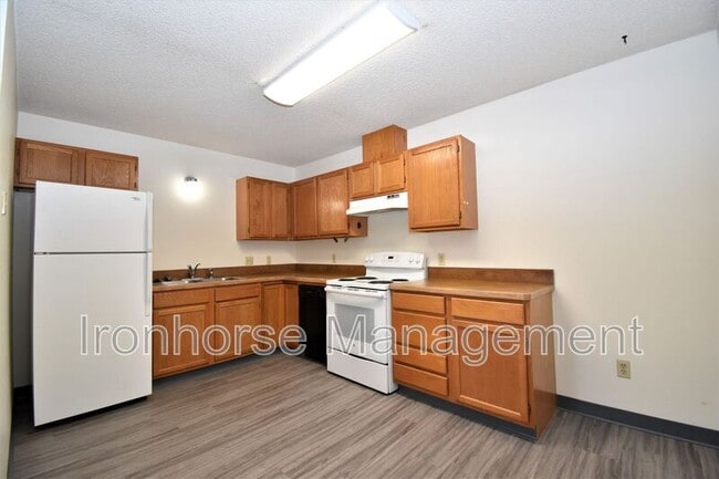 Building Photo - 811 W Villard St