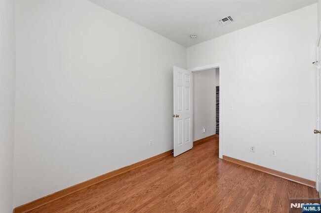 Building Photo - 394 Woodlawn Ave