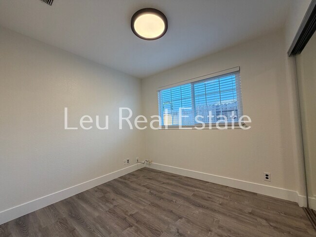 Building Photo - 5020 Village Wood Dr