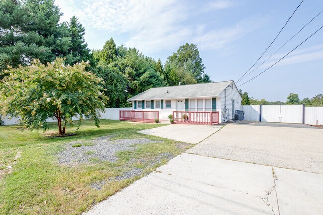 Building Photo - 5024 Backlick Rd